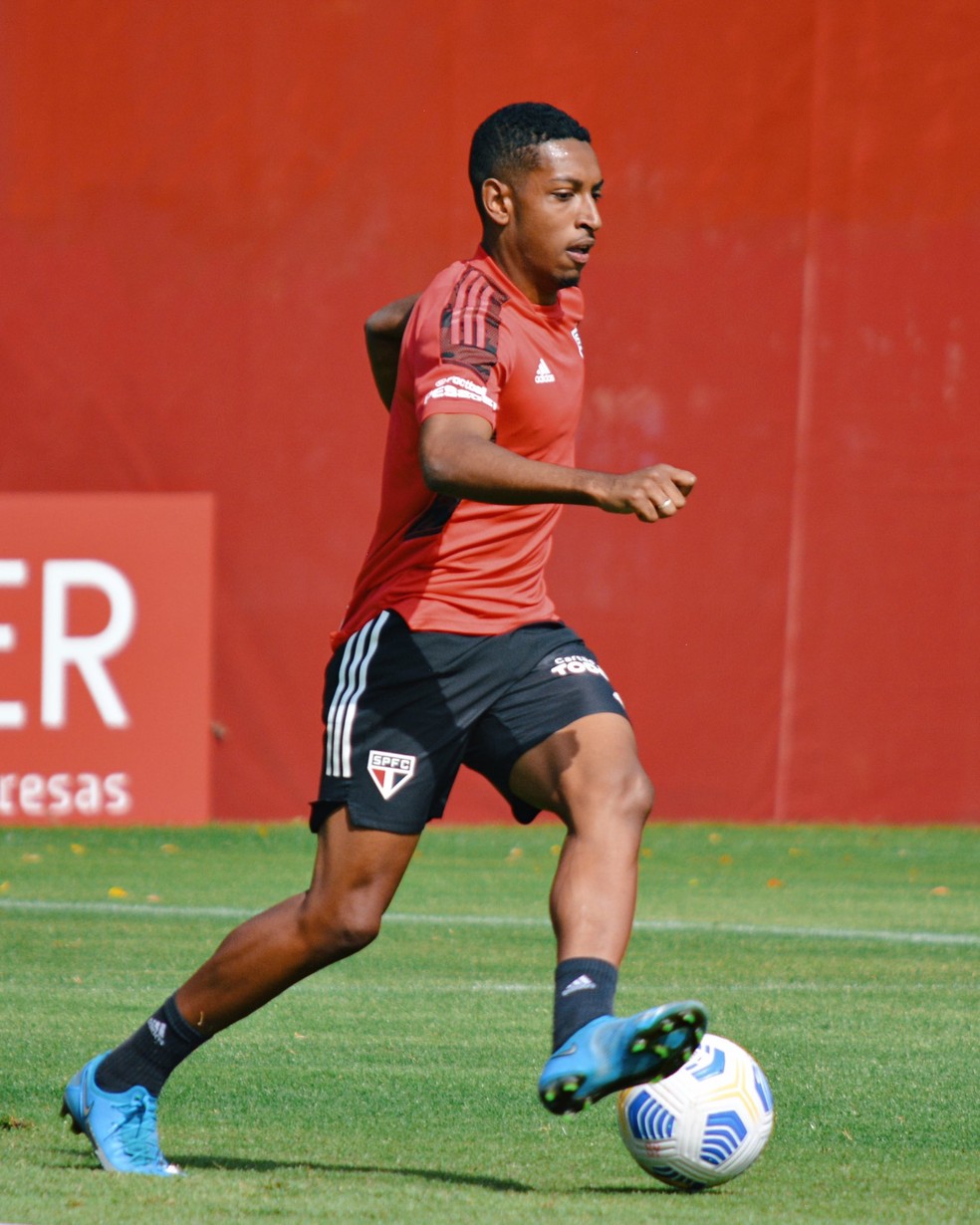 Talles Costa no treino do São Paulo — Foto: Erico Leonan / saopaulofc