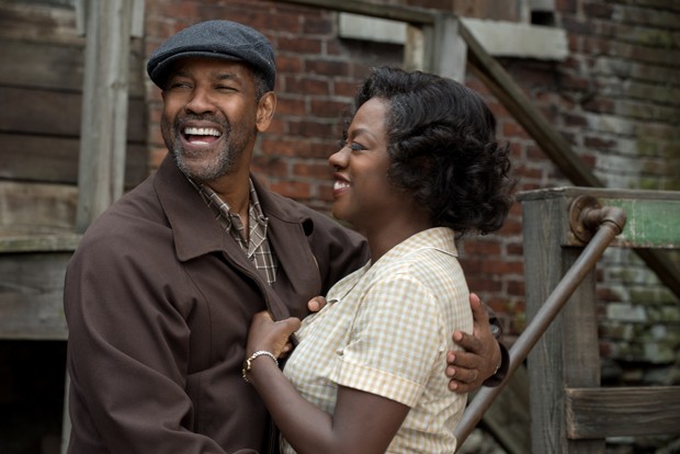 Denzel Washington plays Troy Maxson and Viola Davis plays Rose Maxson in Fences from Paramount Pictures. Directed by Denzel Washington from a screenplay by August Wilson. (Foto: David Lee)