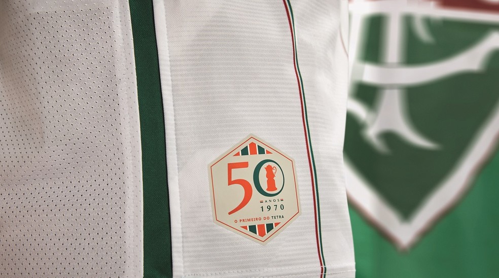 Símbolo na camisa faz homenagem aos 50 anos do primeiro título brasileiro — Foto: Divulgação / Umbro