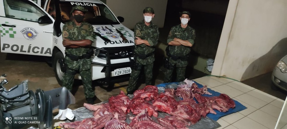Homens estavam com 137 quilos de carne de capivara e armas — Foto: Polícia Ambiental