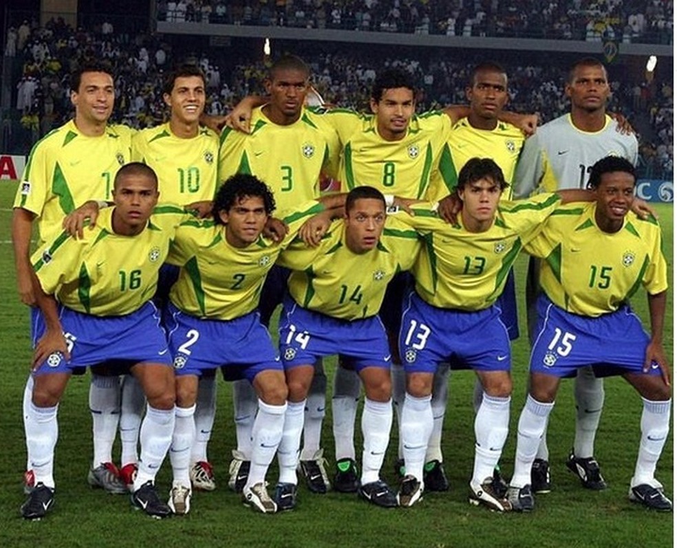 Daniel Alves, cabeludo e com a camisa 2, na conquista do Mundial sub-20 em 2003, contra a Espanha — Foto: Instagram