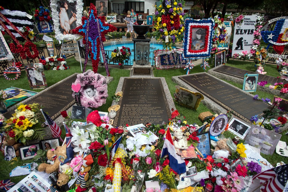 Em Graceland, fãs prestam homenagens no aniversário de 40 anos de morte de Elvis Presley (Foto: AP Photo/Brandon Dill)