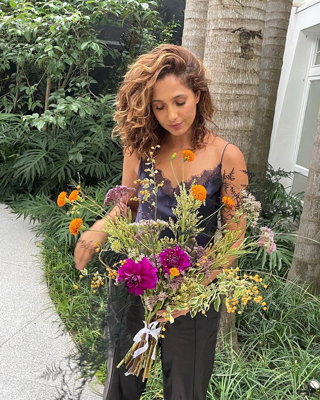 Camila Pitanga ganha flores em comemoração aos dez meses de namoro com Patrick Pessoa (Foto: Reprodução / Instagram)