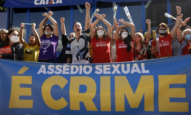 Mulheres protestam contra o assédio sexual e moral nesta quarta-feira (29) diante da sede da Caixa Econômica Federal, em Brasília
