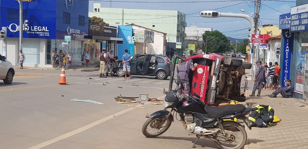 Viatura do Corpo de Bombeiros Militar da Bahia tombou apÃ³s ser atingida por carro â?? Foto: Blog Braga/Ivonaldo Paiva