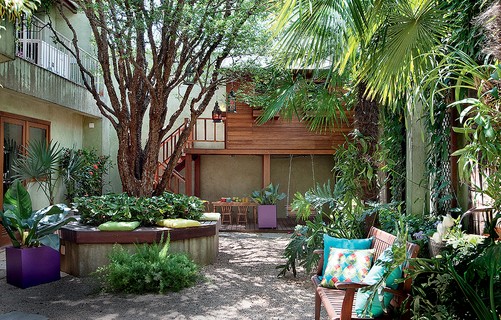A jabuticabeira reinava sozinha no quintal. A paisagista Gigi Botelho criou um jardim que agrada ao casal de moradores e às duas filhas pequenas. Para as meninas, ela projetou uma casa de bonecas elevada. Para os pais, um banco em torno da árvore