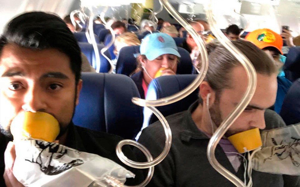 Marty Martinez (esquerda) durante transmissÃ£o de Facebook Live feita em meio ao acidente do voo 1380 da Southwest Airlines, em 17 de abril (Foto: Marty Martinez via AP)