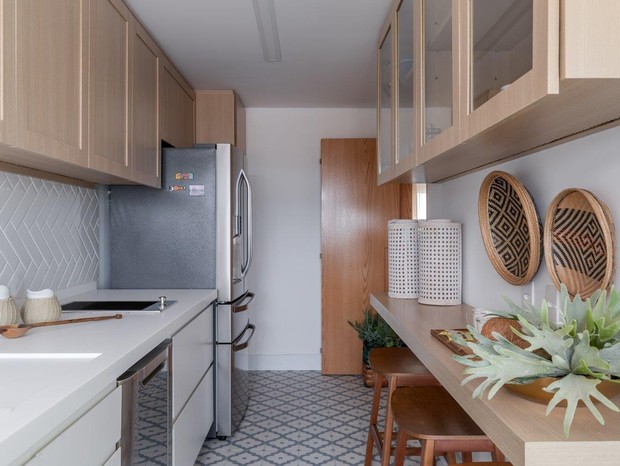 Décor do dia: Cozinha combina branco, madeira e piso colorido (Foto: Rafael Renzo/Divulgação)