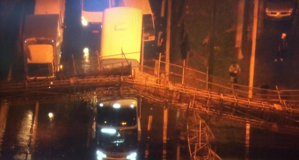 Passarela na Marginal Tietê desabou na noite desta quinta-feira (14) — Foto: TV Globo/Divulgação