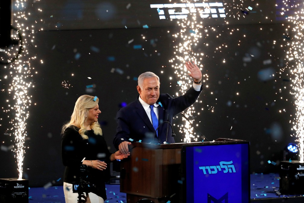 Benjamin Netanyahu comemora com a esposa, Sara, a vitória para um novo mandato como primeiro-ministro de Israel — Foto: Ronen Zvulun/Reuters