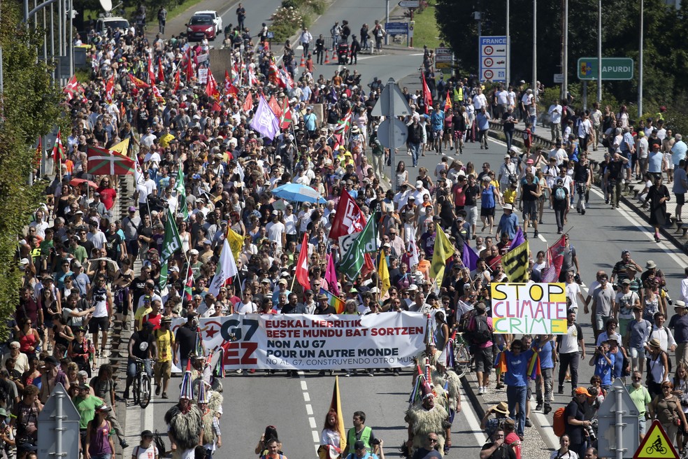 Ativistas fazem protesto em Biarritz, onde ocorre reunião do G7 neste sábado (24).  — Foto: Bob Edme/AP