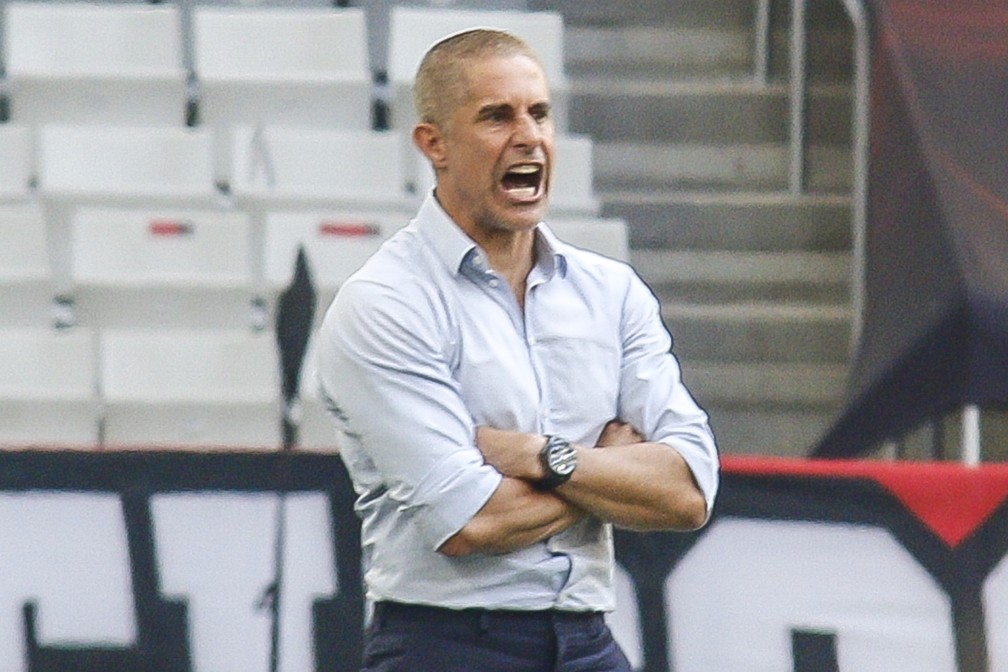 Nunca critiquei... você também falou mal de Sylvinho quando chegou ao timão?