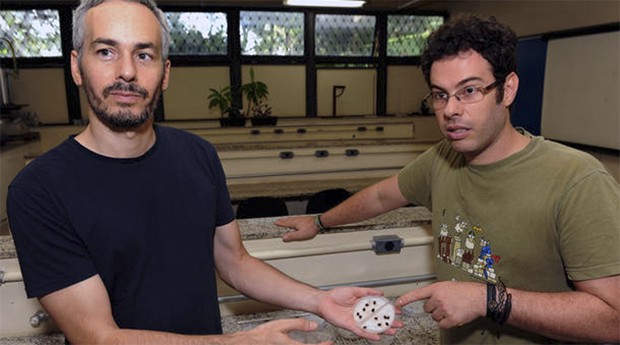 Alberto Teixido e Fernando Silveira, da Universidade Federal de Minas Gerais (UFMG), calculam deficiência de sementes (Foto: Estadão Conteúdo)