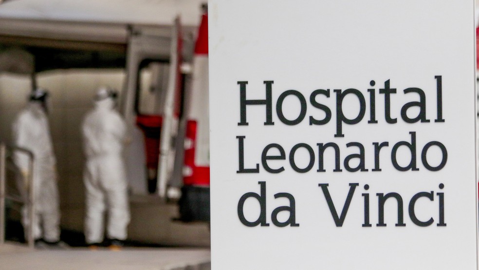 Ambulância chega ao Hospital Leonardo Da Vinci, unidade de referência só para doentes com coronavírus, no bairro Aldeota. — Foto: João Dijorge/PhotoPress/Estadão Conteúdo 