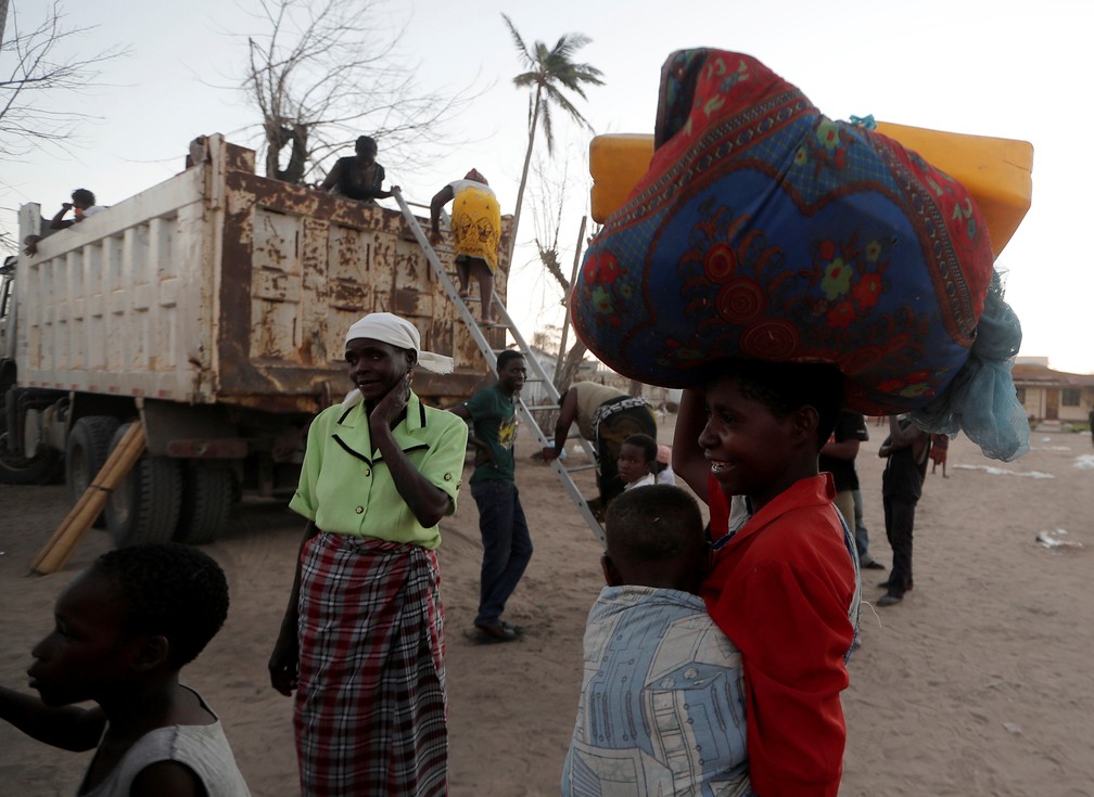 Desabrigados chegam a campo após passagem do ciclone Idai em Moçambique — Foto: Zohra Bensemra/Reuters