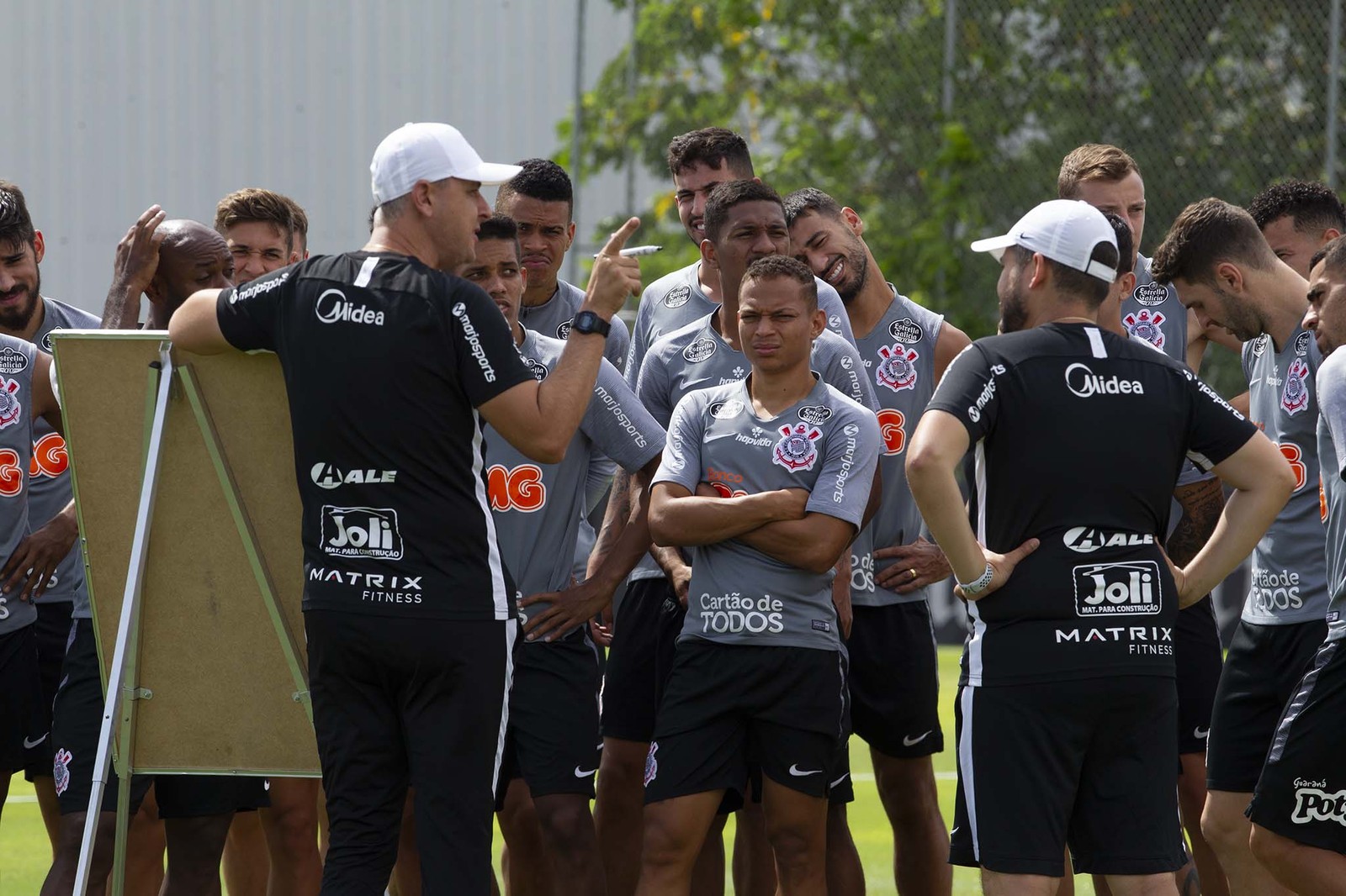 Corinthians põe em prática plano de enxugar elenco após queda: 