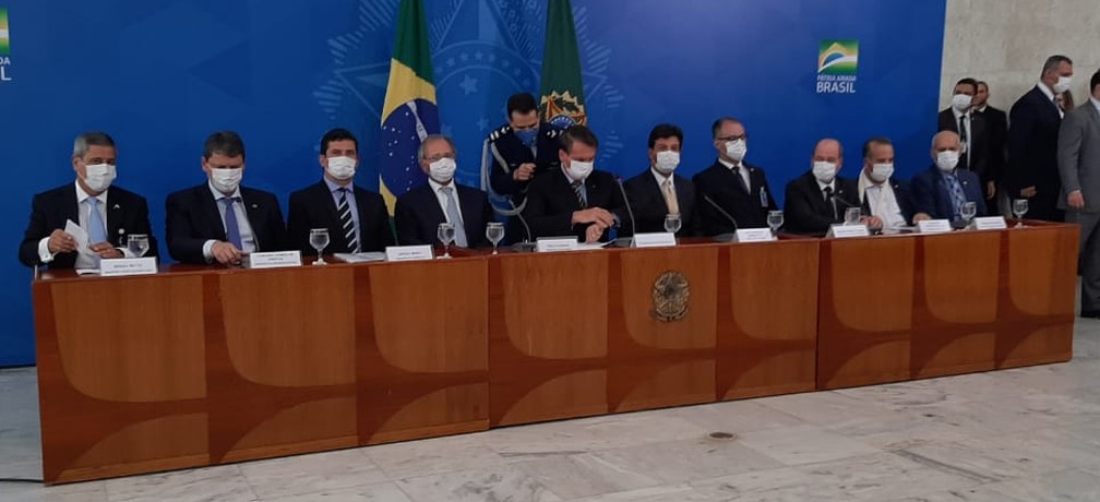 O presidente Jair Bolsonaro e ministros durante pronunciamento conjunto no Palácio do Planalto sobre a crise do coronavírus — Foto: Luiz Felipe Barbiéri / G1
