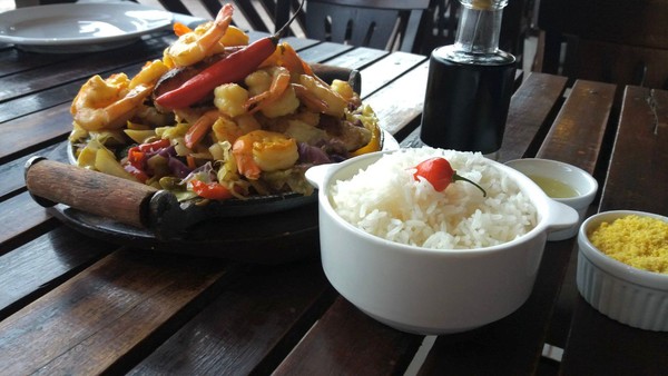 Receita de fil&eacute; de peixe na chapa com tucupi e camar&atilde;o rosa &eacute; perfeita para  o almo&ccedil;o de P&aacute;scoa; aprenda | Amap&aacute; | G1