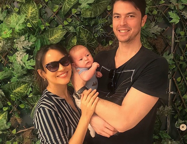 Geovanna Tominaga com o marido, Eduardo, e o filho, Gabriel (Foto: Reprodução/Instagram)