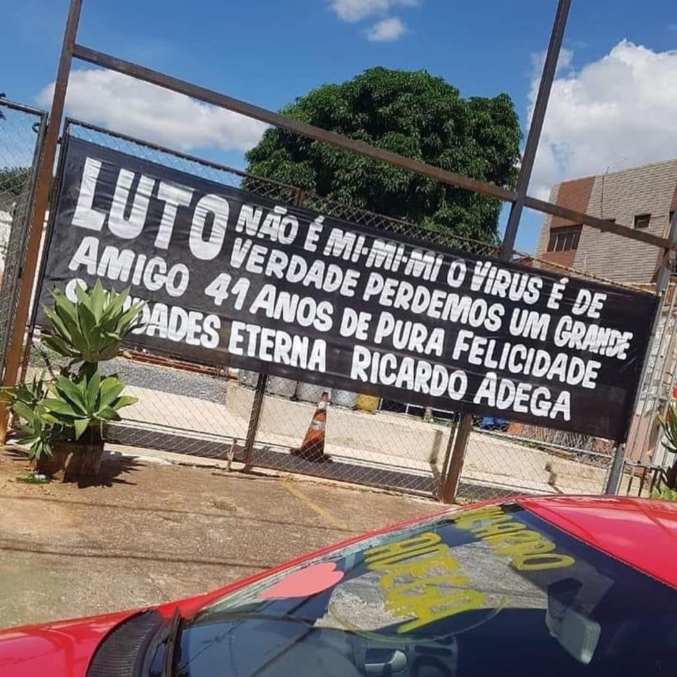 Faixa de luto, após morte de comerciante por Covid-19, em Planaltina, no DF — Foto: Arquivo pessoal