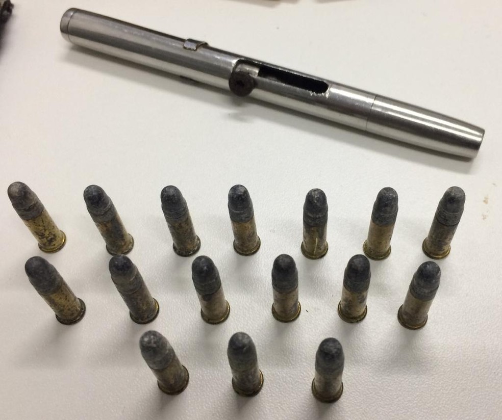 De acordo com a BM, à primeira vista pode ser confundida com uma caneta, mas é uma arma de fogo calibre 22. — Foto: Brigada Militar/Divulgação