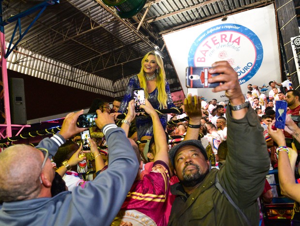 Ellen Rocche faz fotos com integrantes da Rosas de Ouro (Foto: Leo Franco/AgNews)