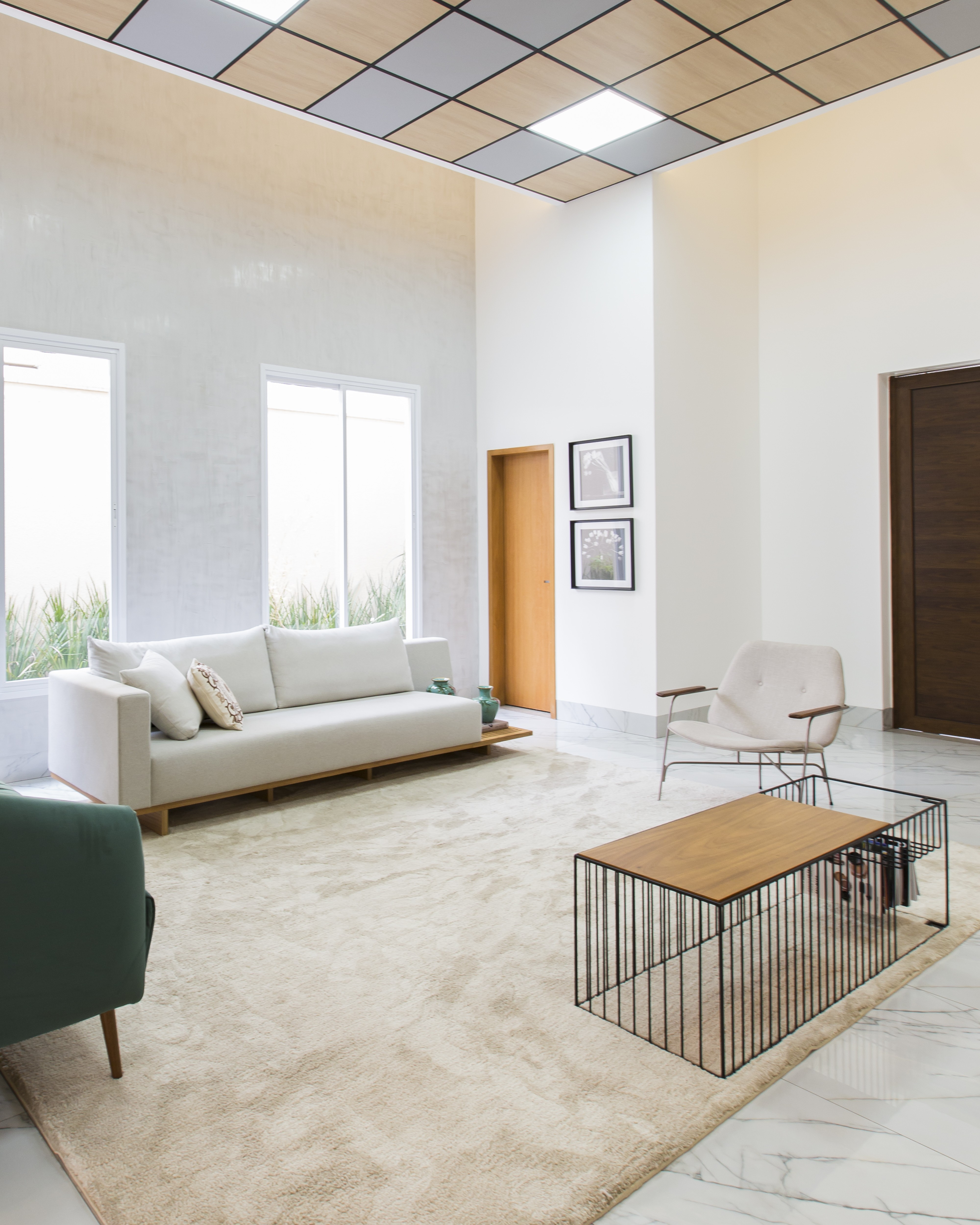 Décor do dia: sala com estilo minimalista reúne sofá verde, plantas e cestaria (Foto: Isabela Dutra)