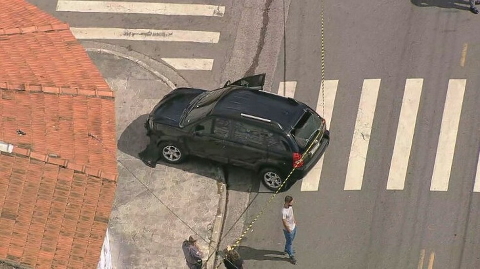 Carro de professoras mortas por assaltantes na Zona Leste de São Paulo nesta segunda-feira (24). — Foto: Reprodução/TV Globo 