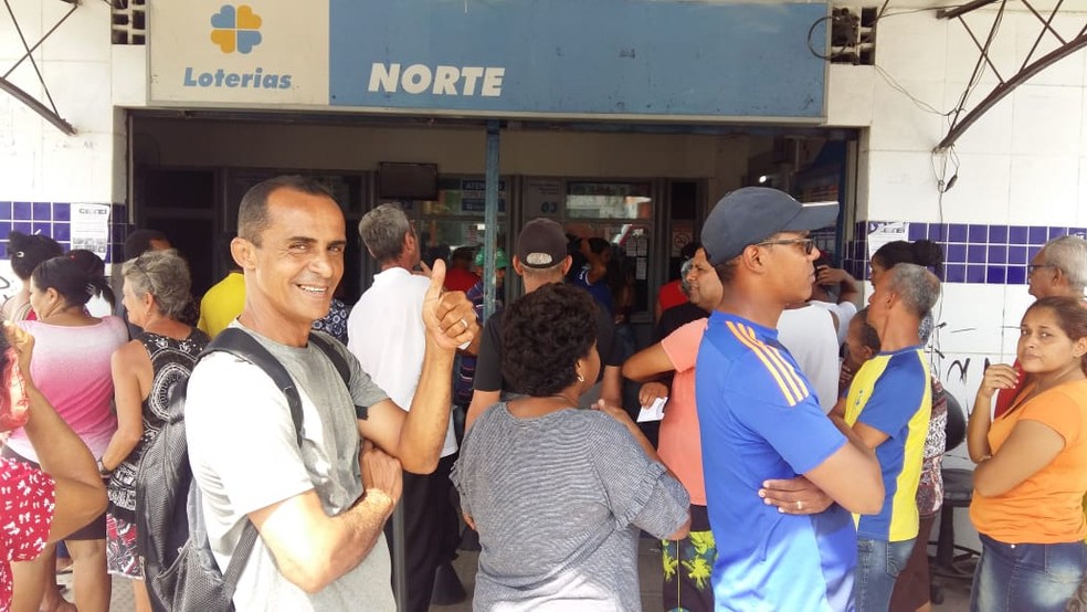 Apostadores fizeram filas nas casas lotÃ©ricas do Recife, no sÃ¡bado (11) â€” Foto: Robson batista/TV Globo