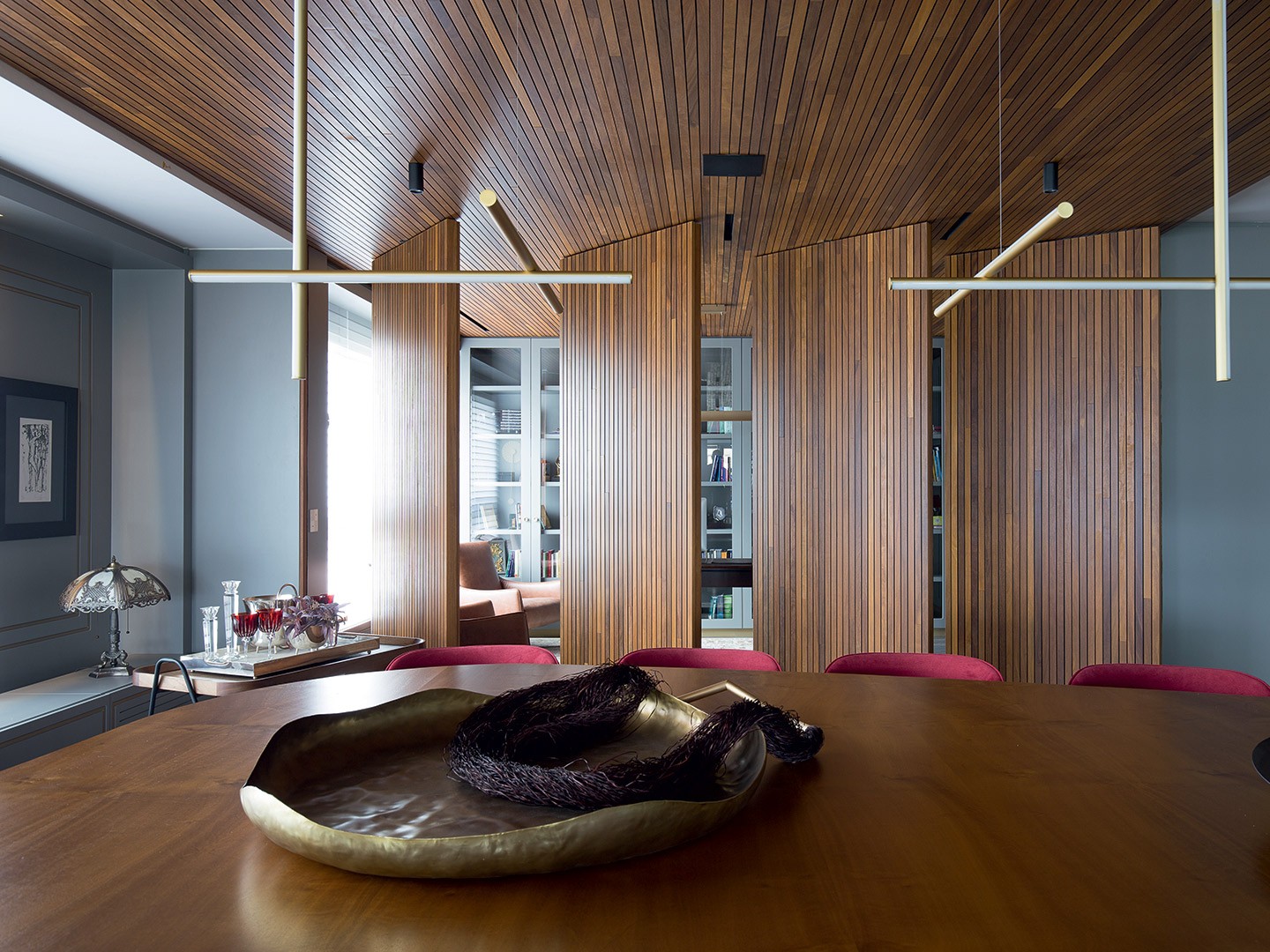 Apartamento de 500 m² ganha marcenaria inteligente e amplitude (Foto: André Bastian/divulgação)