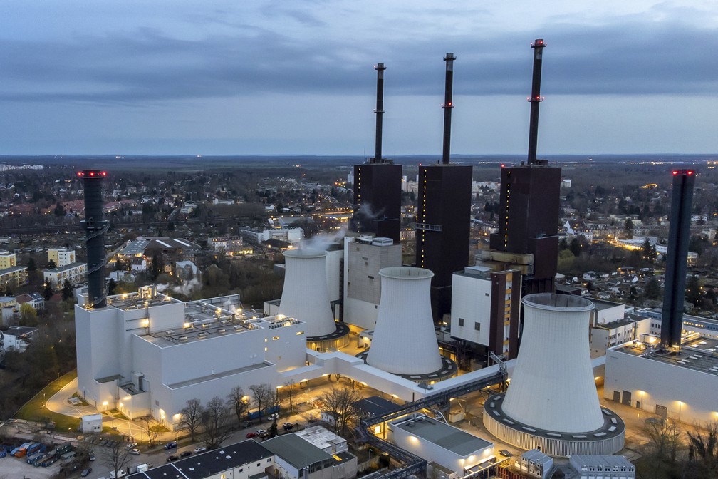 Usina de Lichterfelde, em Berlim, na Alemanha, usa gás para produção de eletricidade, considerada uma fonte de energia verde pela União Europeia — Foto: Michael Sohn/AP