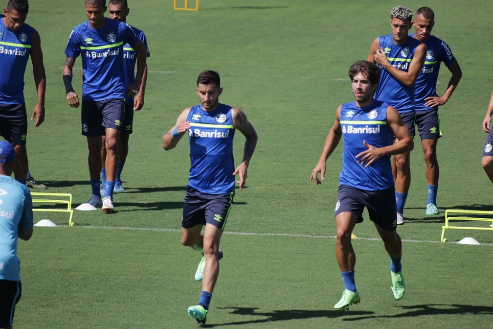 Villasanti e Lucas Silva em treino do Grêmio — Foto: Eduardo Moura