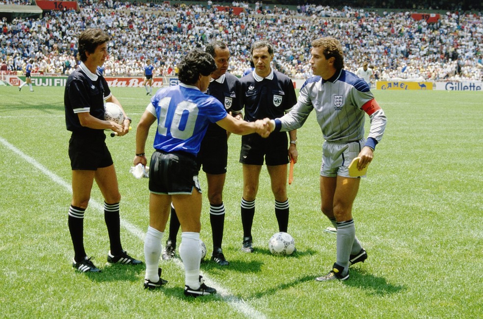 Maradona cumprimenta Peter Shilton, antes de a Argentina despachar a Inglaterra na Copa do Mundo de 1986 (Foto: Getty Images)