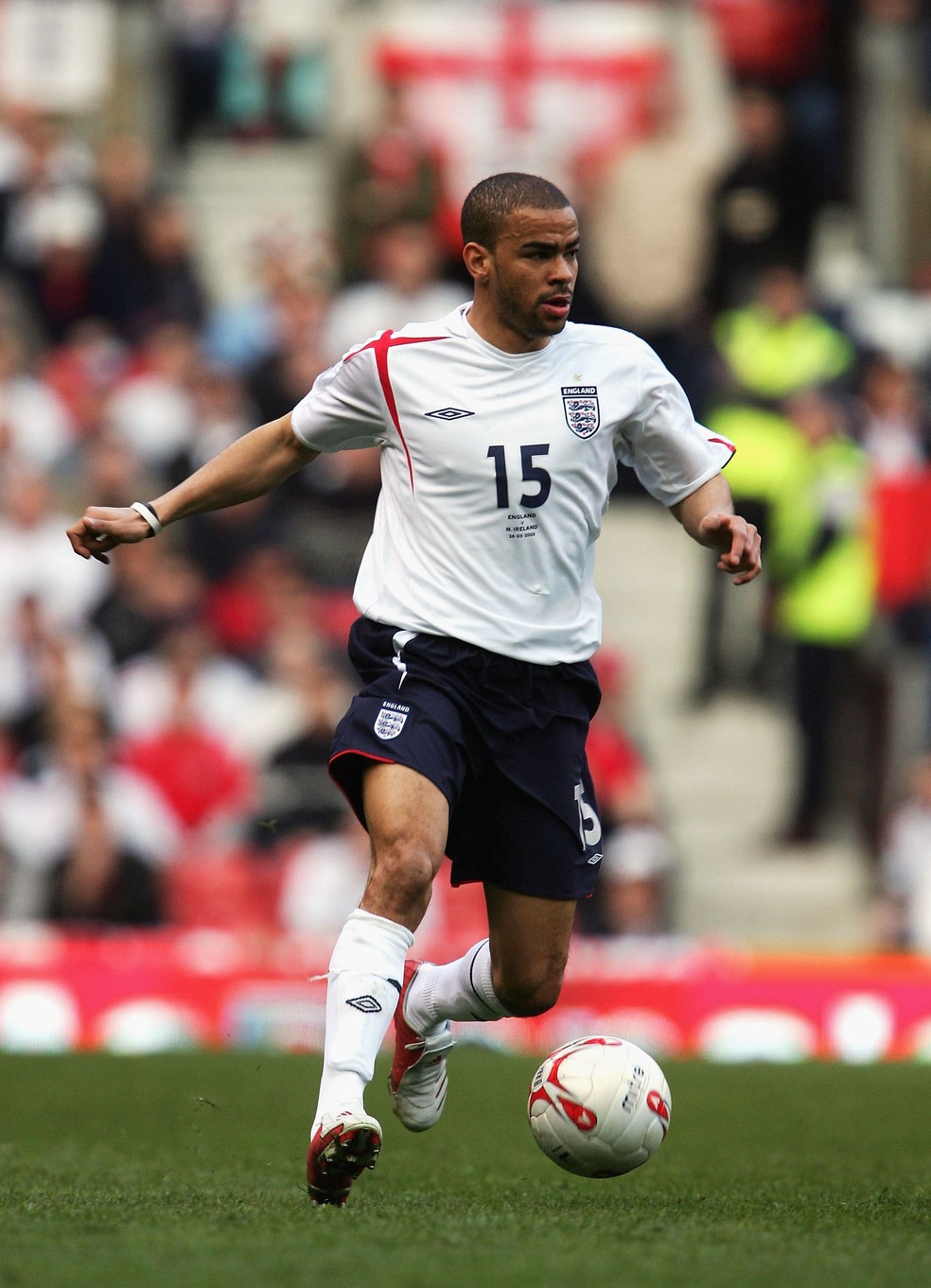 Kieron Dyer em ação pela seleção da Inglaterra (Foto: MIKE HEWITT / GETTY IMAGES EUROPE / GETTY IMAGES/AFP)