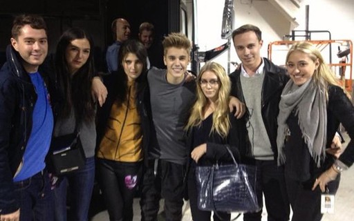 Justin Bieber aparece todo sorridente ao lado de Ashley Olsen 