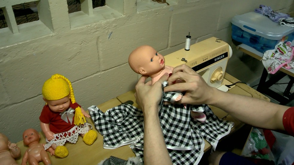 Presos também dão nova vida para bonecas usadas, no ES  — Foto: Luciney Araújo/ TV Gazeta 