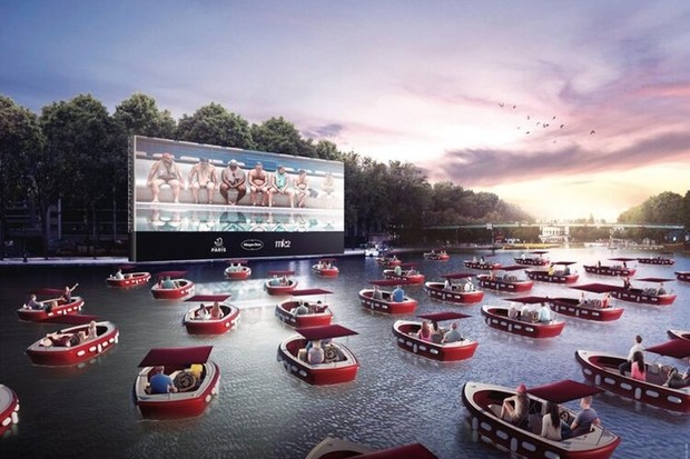 Parisienses assistem 'cinema flutuante' em barcos neste sábado (Foto: Divulgação)