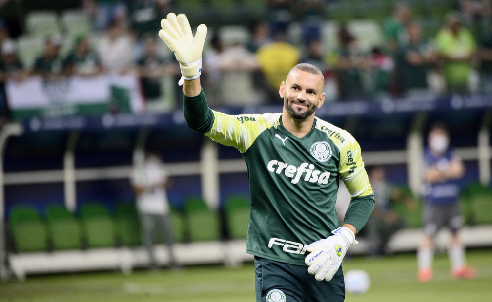 [COMENTE] A diretoria do Palmeiras já deveria renovar o contrato do goleiro Weverton?