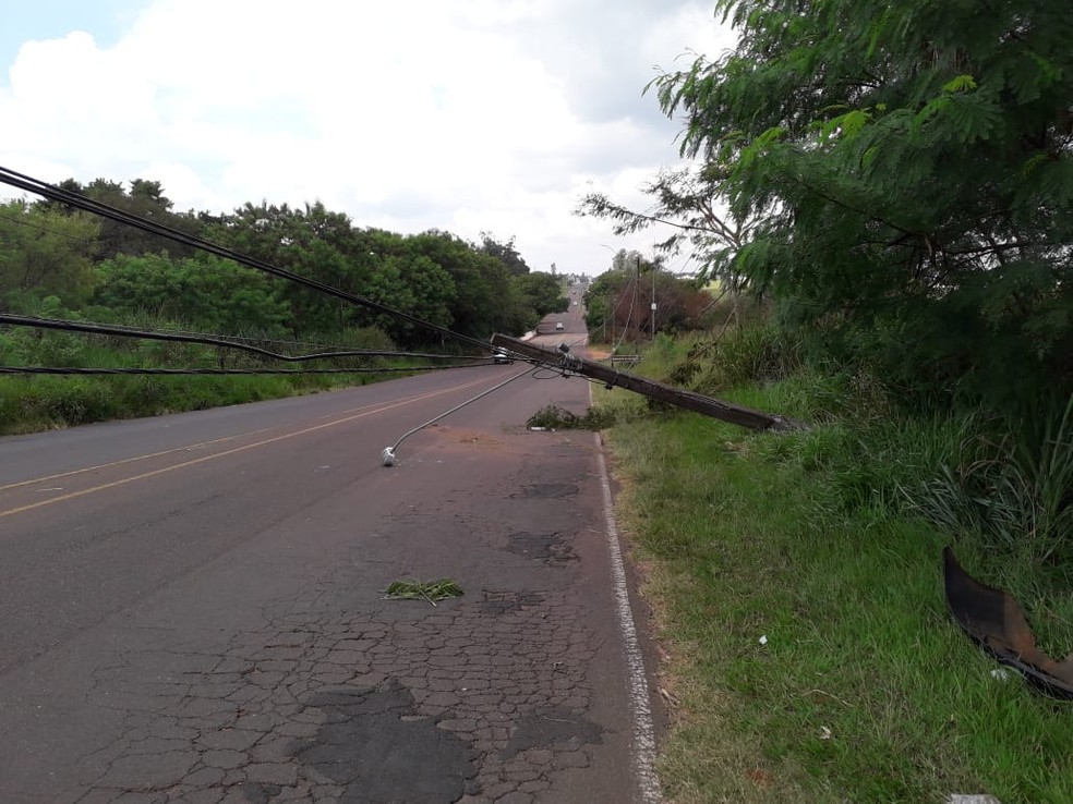 Impacto da batida derrubou o poste na Estrada da Amizade — Foto: Junior Paschoalotto/TV Fronteira