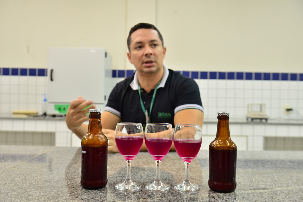 Professor do IFRN Jonas Almada desenvolveu junto com aluna a Ginger Beer, bebida à base de gengibre (Foto: Alberto Medeiros/IFRN)