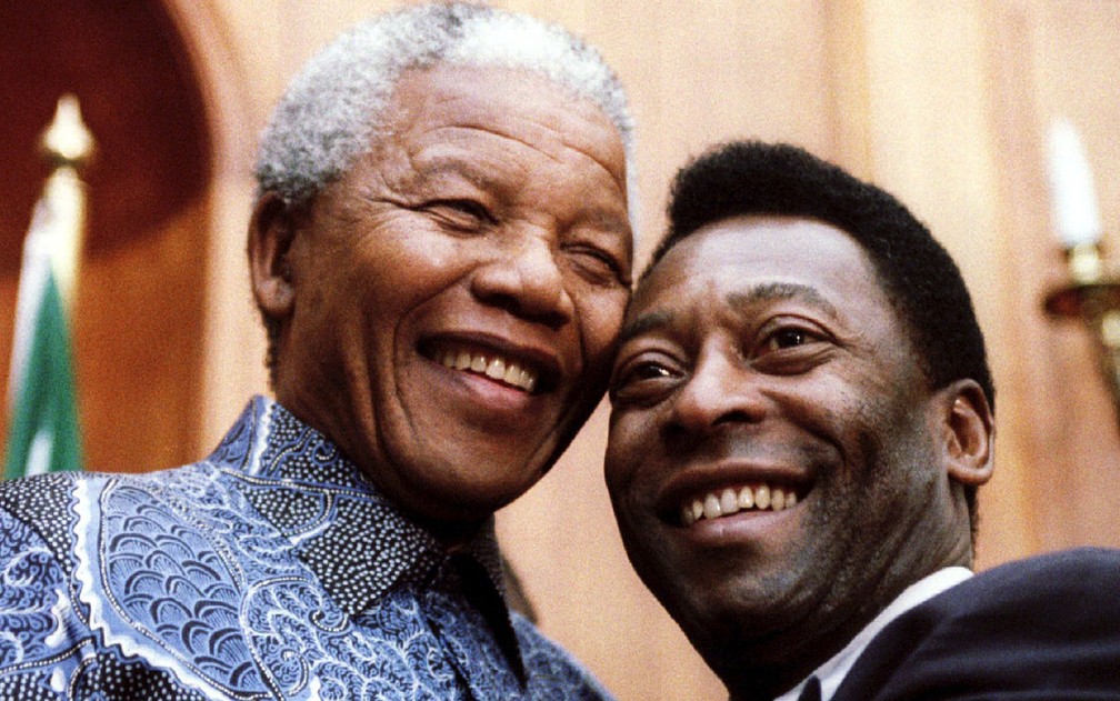 Nelson Mandela posa ao lado de Pelé em Pretória, em foto de arquivo feita em 24 março de 1995. — Foto: Juda Ngwenya/Reuters
