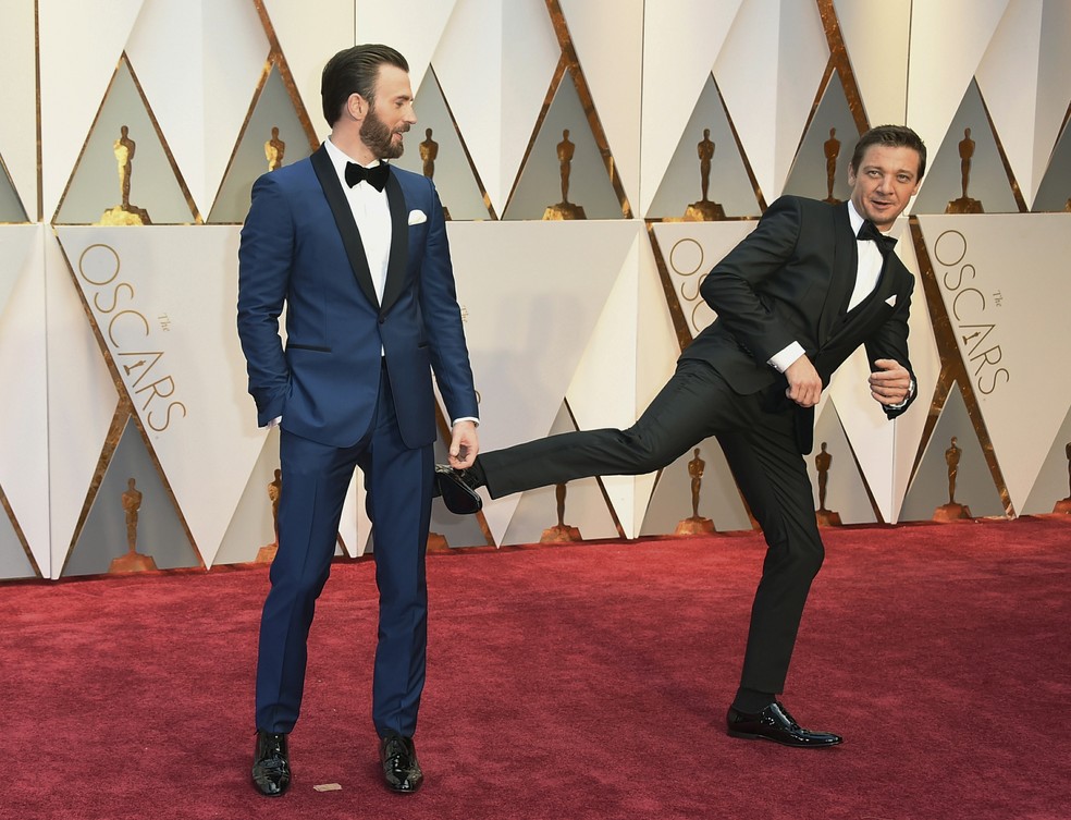  Chris Evans e Jeremy Renner chegam à cerimônia do Oscar 2017. — Foto: Foto: Jordan Strauss / AP