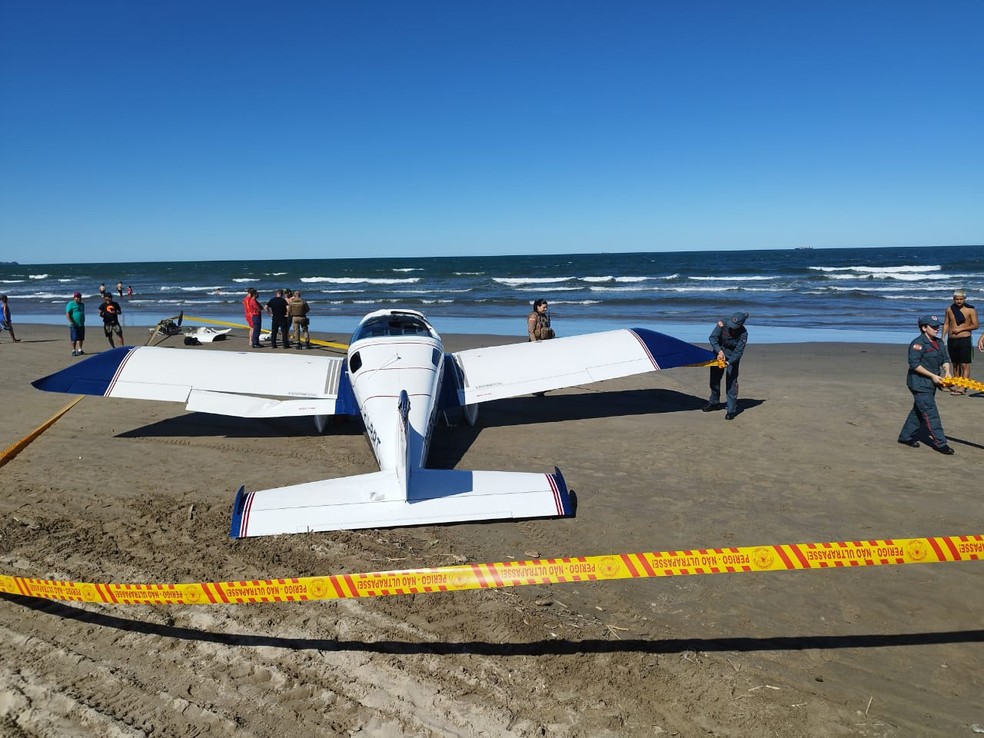 Aeronave fez pouso de emergência em praia de Navegantes — Foto: Corpo de Bombeiros/ Divulgação