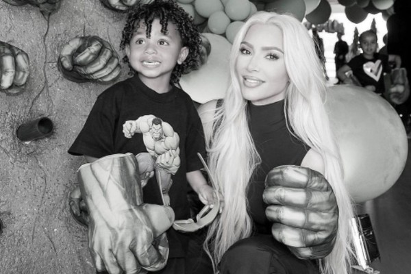 Kim Kardashian ao lado do filho Psalm, de 3 anos (Foto: Reprodução/Instagram)