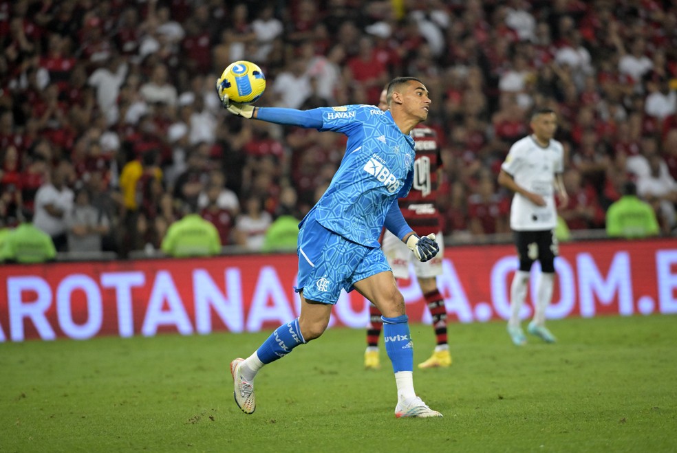 Santos, goleiro do Flamengo, na final da Copa do Brasil, contra o Corinthians &mdash; Foto: Andr&eacute; Dur&atilde;o/ge