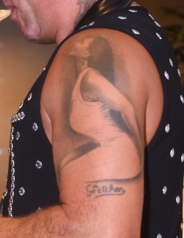 Esdras de Souza faz pocket show e mostra tatuagem com imagem da mulher, Gretchen (Foto: Leo Franco/AgNews)