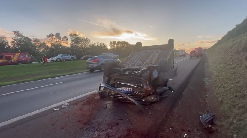 Mulher fica ferida após capotagem de carro atingido por caminhão na Washington Luís em Araraquara
