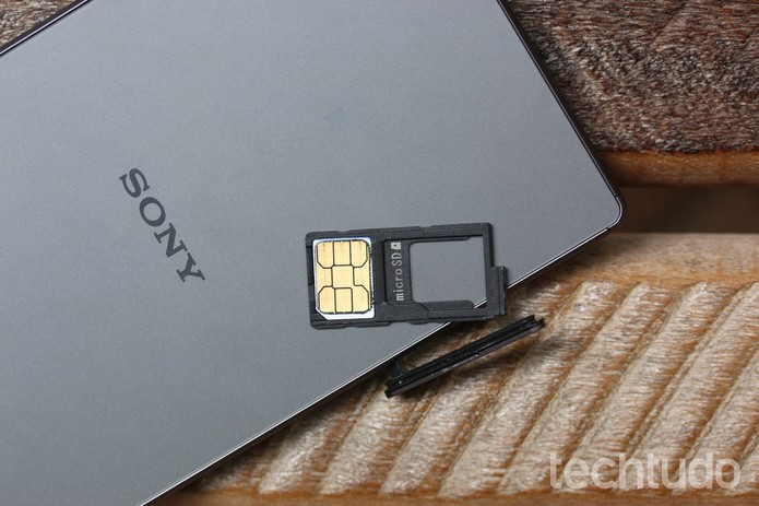 Veja como colocar o chip no Xperia Z5 (Foto: Lucas Mendes/TechTudo)