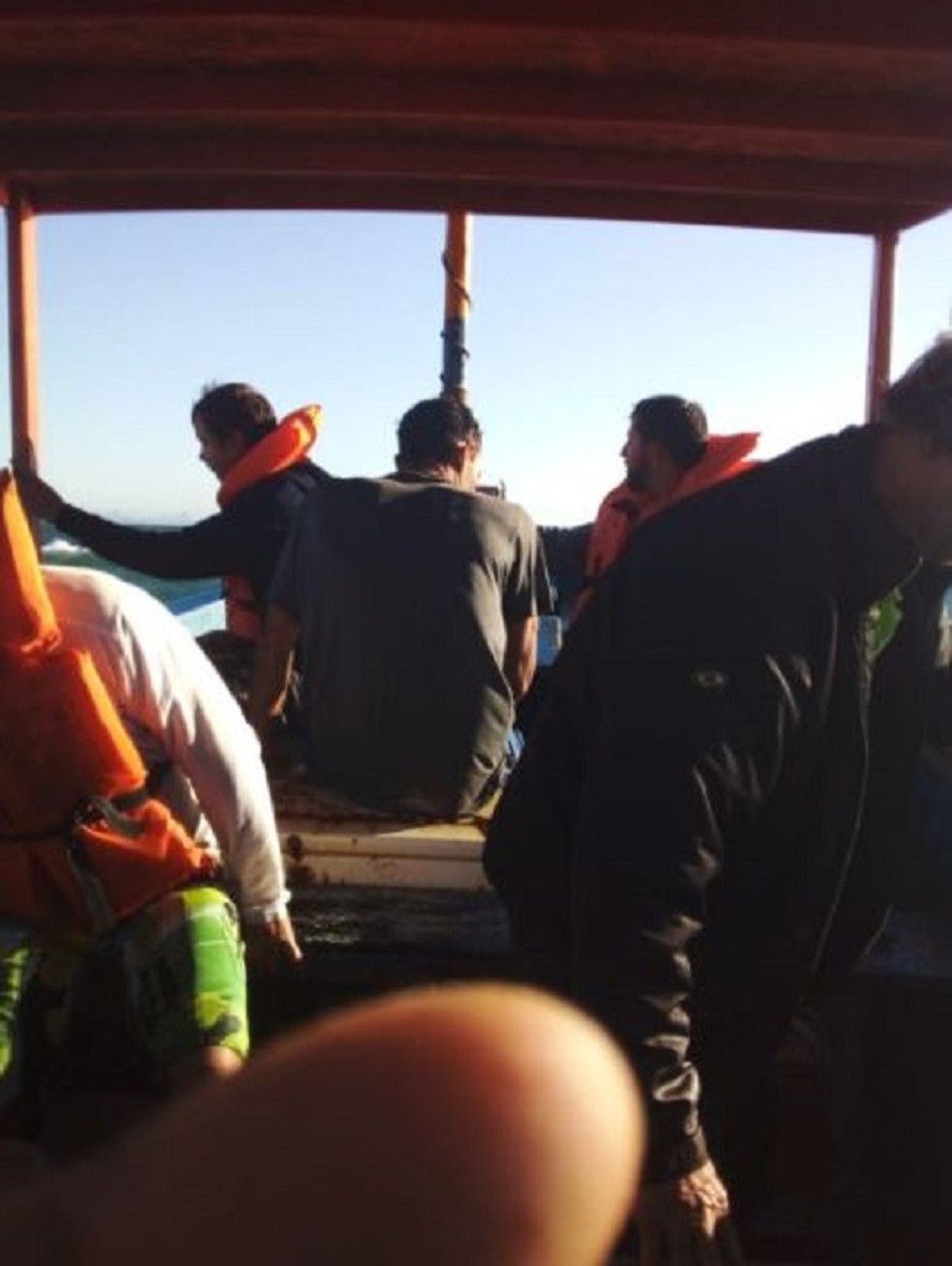 Embarcação com 12 pessoas naufragou no litoral do ES — Foto: Divulgação