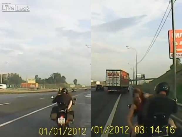 Um casal foi flagrado mantendo relações sexuais em cima de uma motocicleta em movimento. Um vídeo gravado por um veículo que seguia a moto mostra um homem pilotando enquanto uma mulher, de frente para ele, se move.  (Foto: Reprodução)